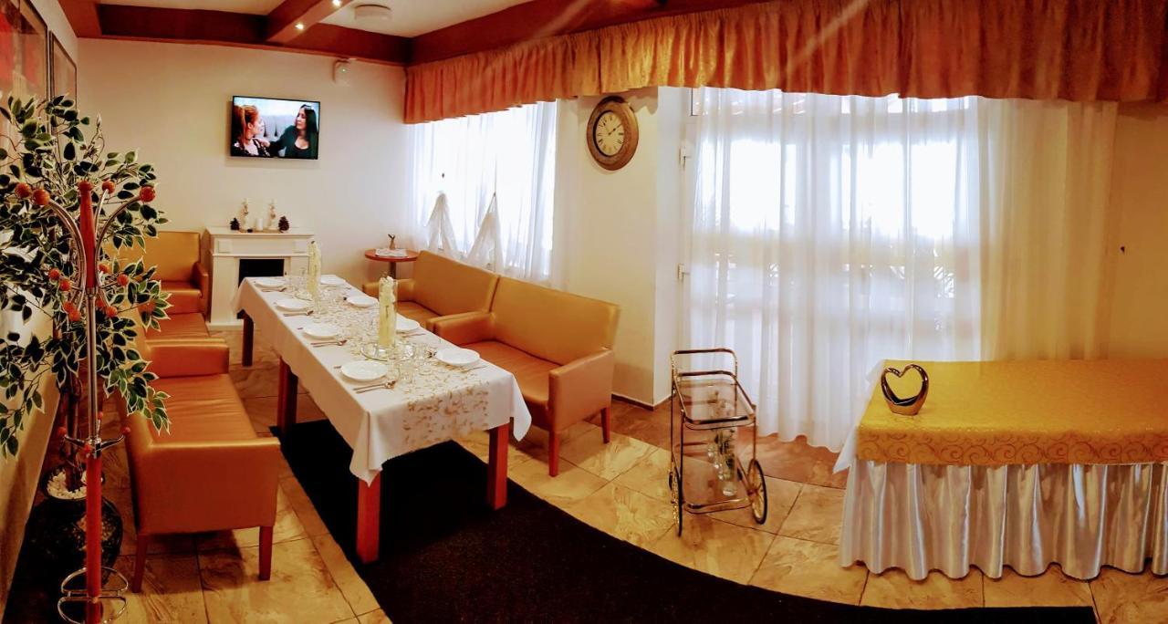 Agrohotel Tri Brezy Hrustin Esterno foto