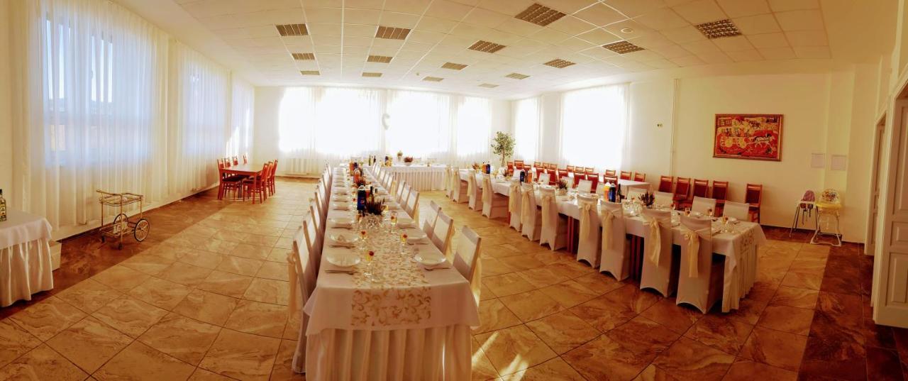 Agrohotel Tri Brezy Hrustin Esterno foto