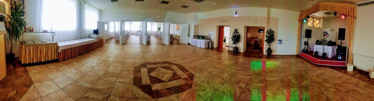 Agrohotel Tri Brezy Hrustin Esterno foto