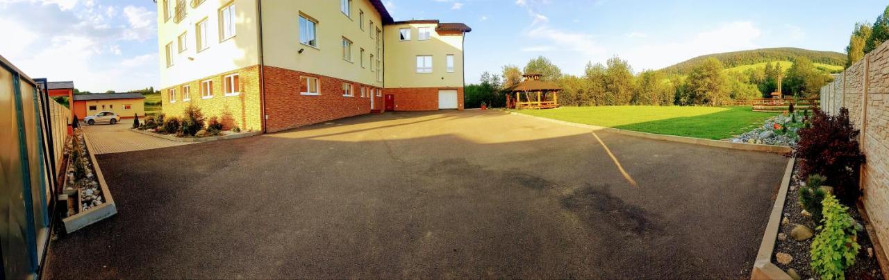 Agrohotel Tri Brezy Hrustin Esterno foto