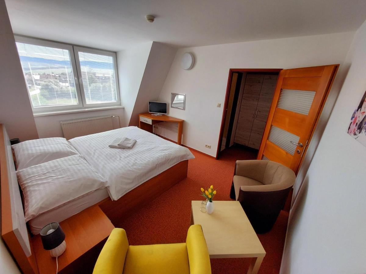 Agrohotel Tri Brezy Hrustin Esterno foto