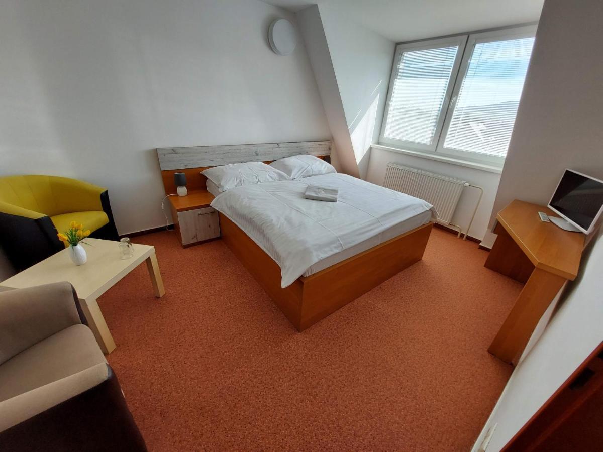 Agrohotel Tri Brezy Hrustin Esterno foto