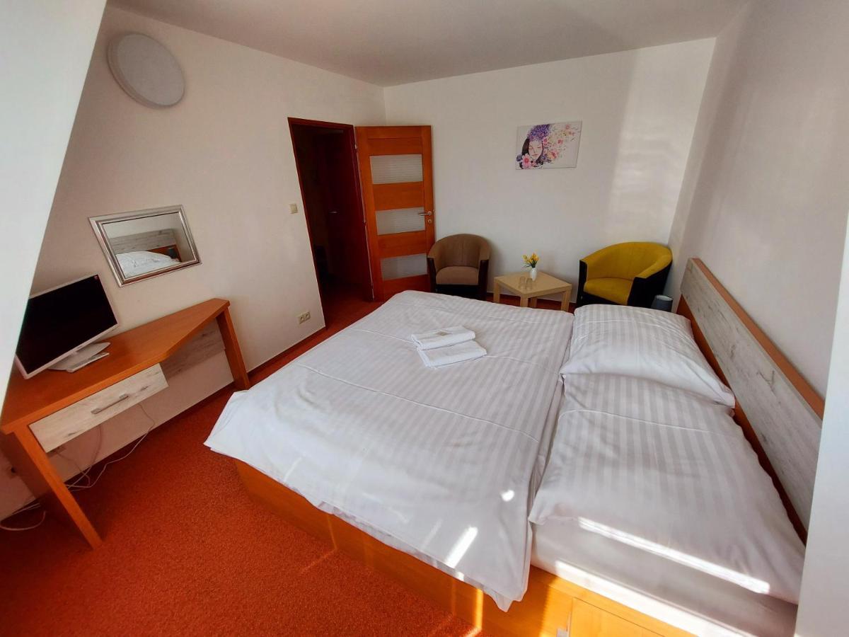 Agrohotel Tri Brezy Hrustin Esterno foto