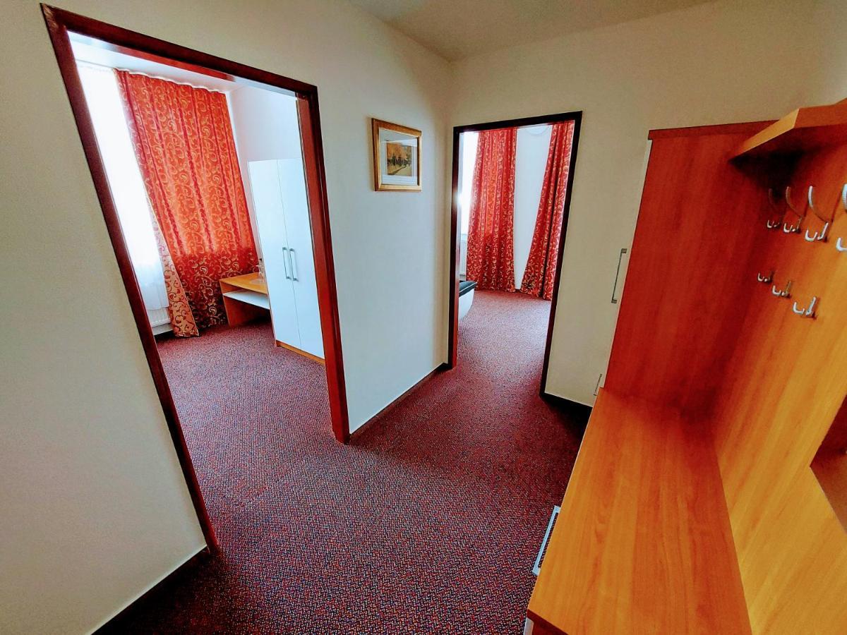 Agrohotel Tri Brezy Hrustin Esterno foto