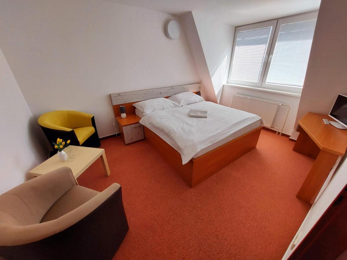 Agrohotel Tri Brezy Hrustin Esterno foto