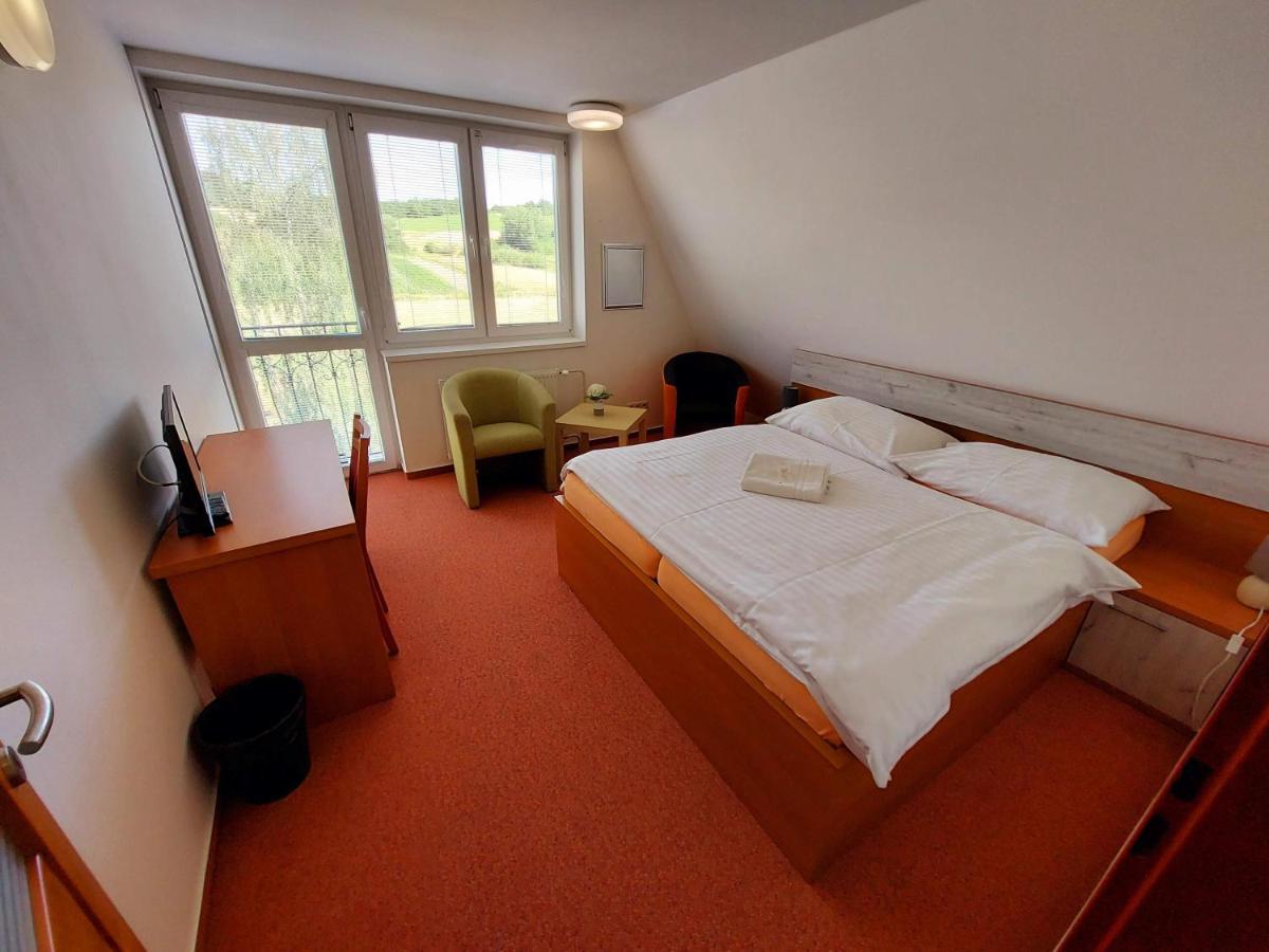 Agrohotel Tri Brezy Hrustin Esterno foto