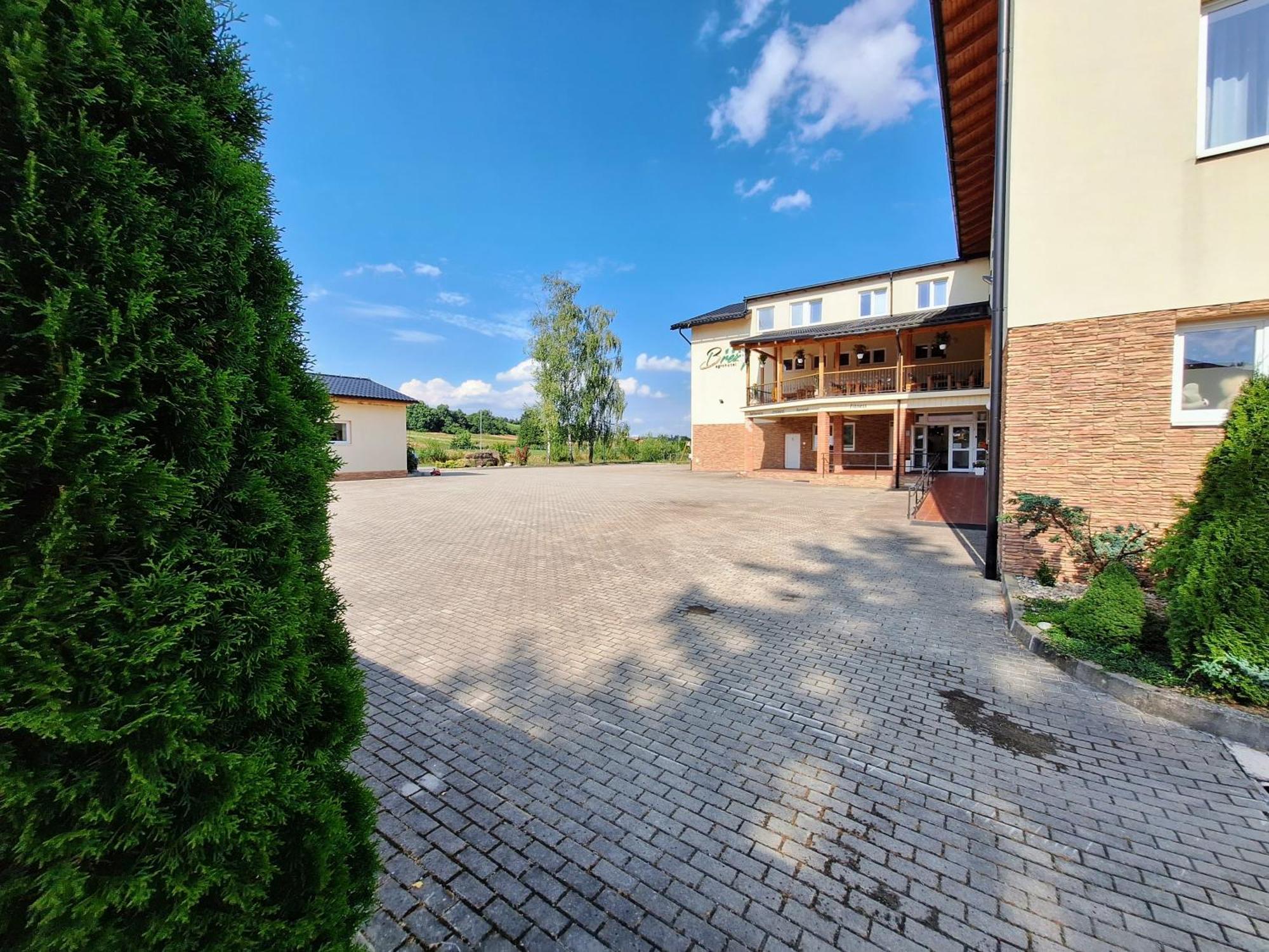 Agrohotel Tri Brezy Hrustin Esterno foto