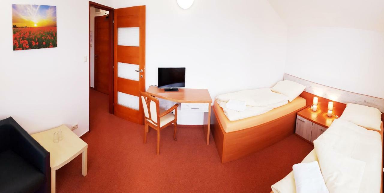Agrohotel Tri Brezy Hrustin Esterno foto