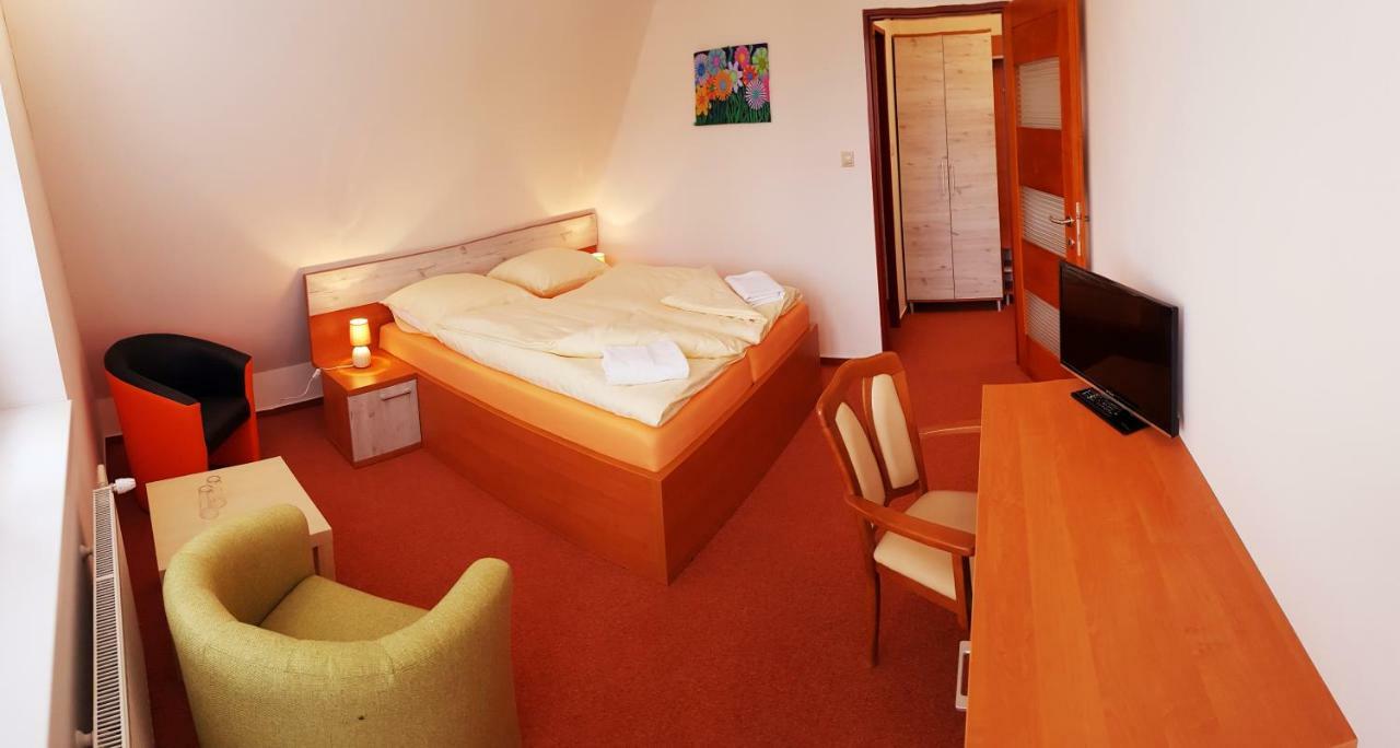 Agrohotel Tri Brezy Hrustin Esterno foto