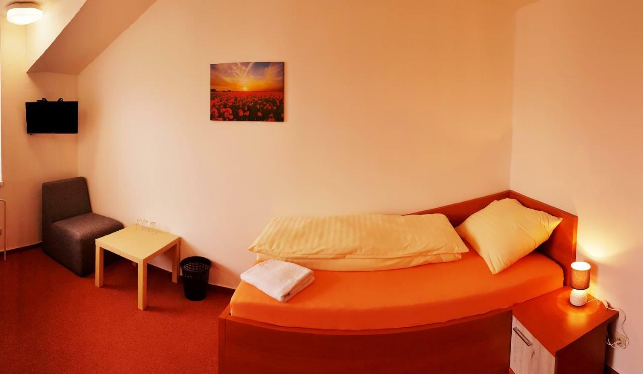 Agrohotel Tri Brezy Hrustin Esterno foto