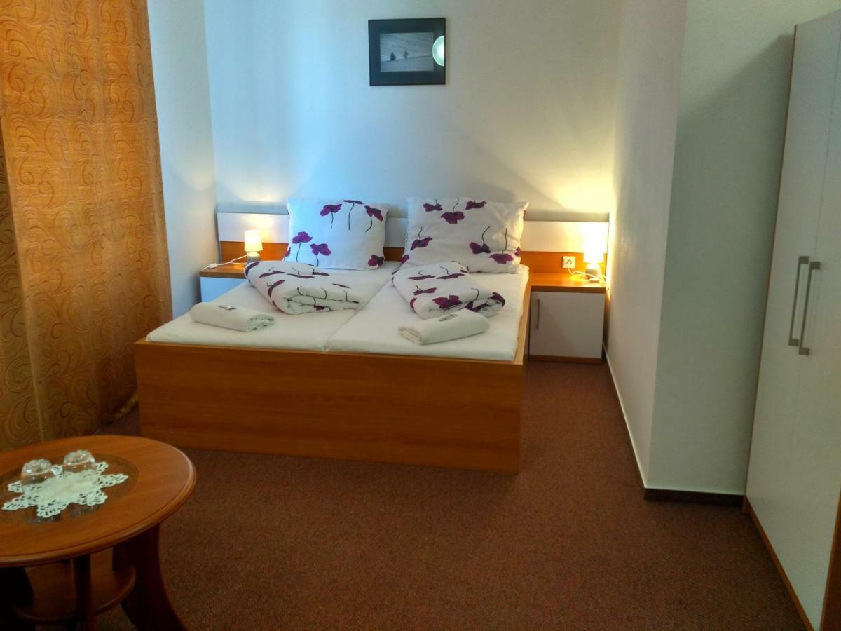 Agrohotel Tri Brezy Hrustin Esterno foto