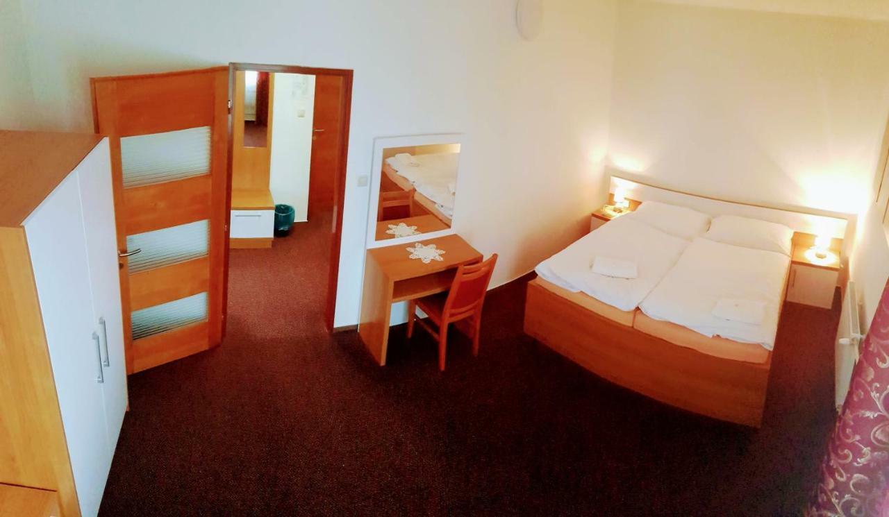 Agrohotel Tri Brezy Hrustin Esterno foto