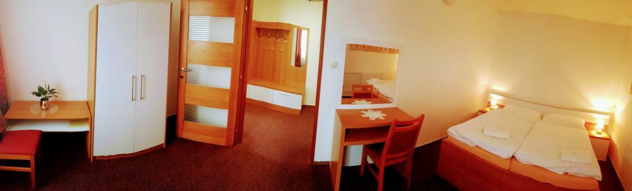Agrohotel Tri Brezy Hrustin Esterno foto
