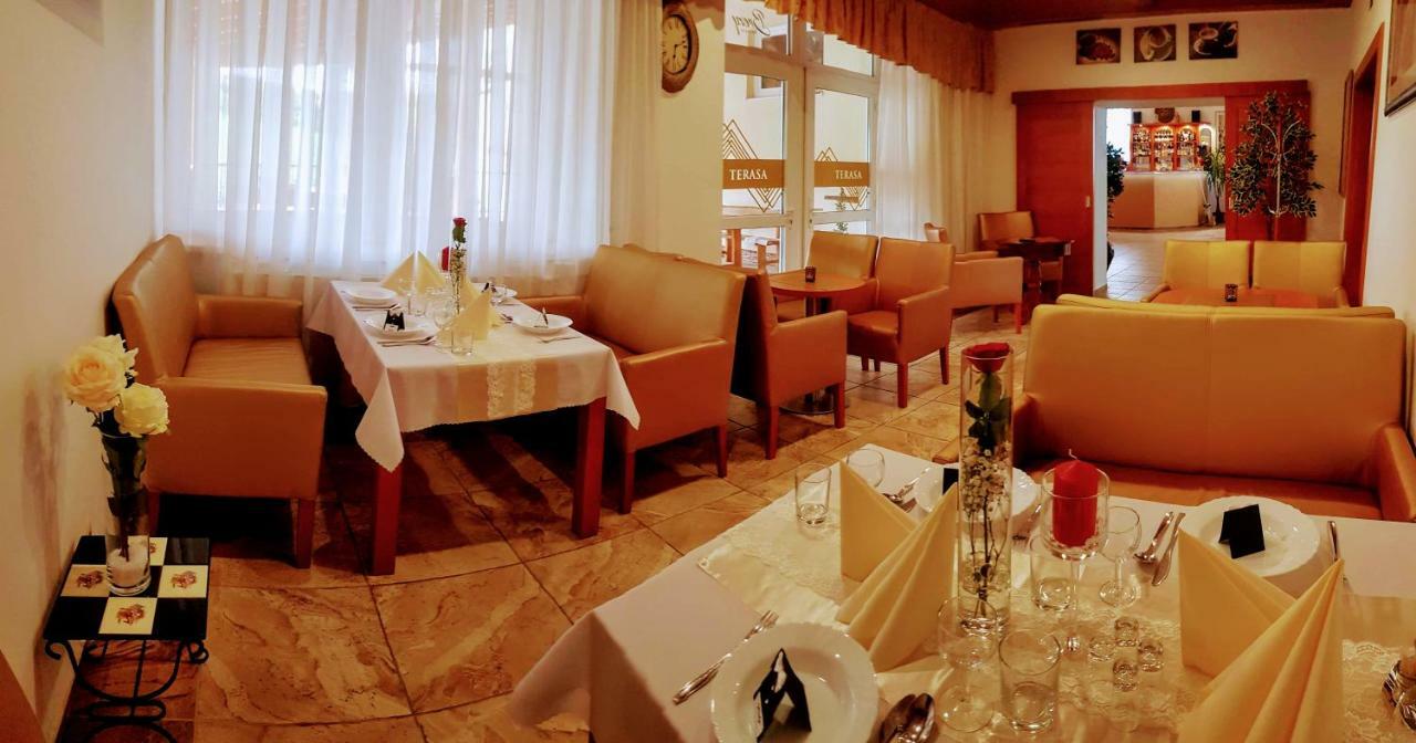 Agrohotel Tri Brezy Hrustin Esterno foto